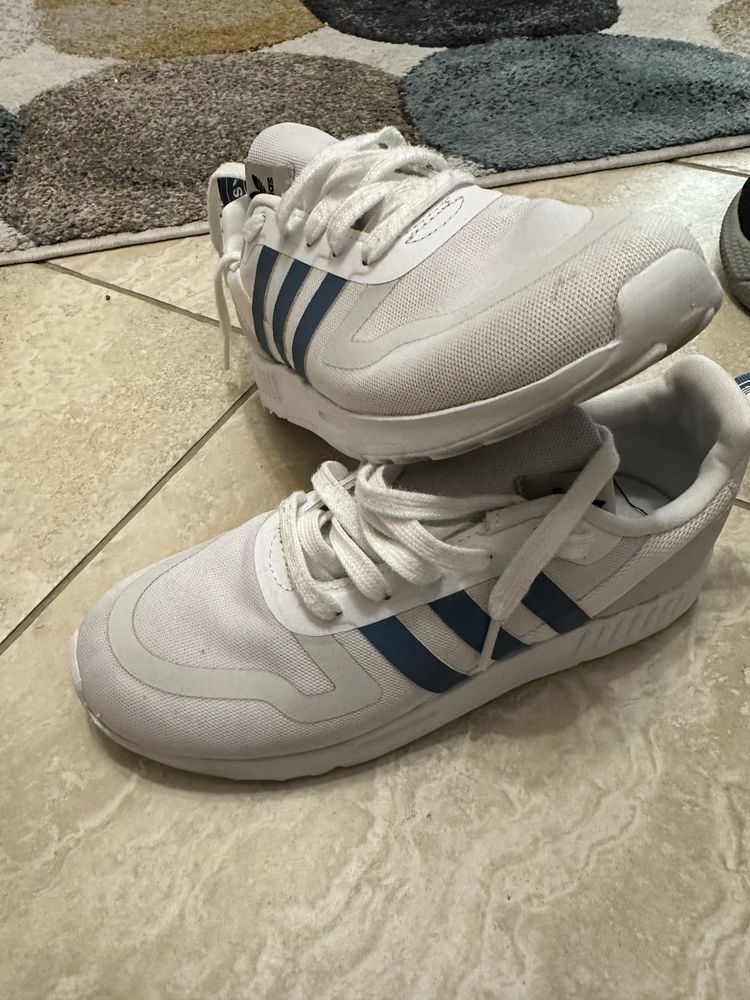 Adidasi baieti marca Adidas marimea 35