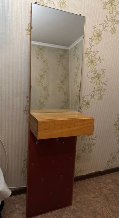 Трюмо ,зеркало .
