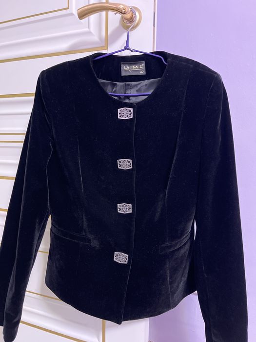 черный элегантный велюровый пиджак