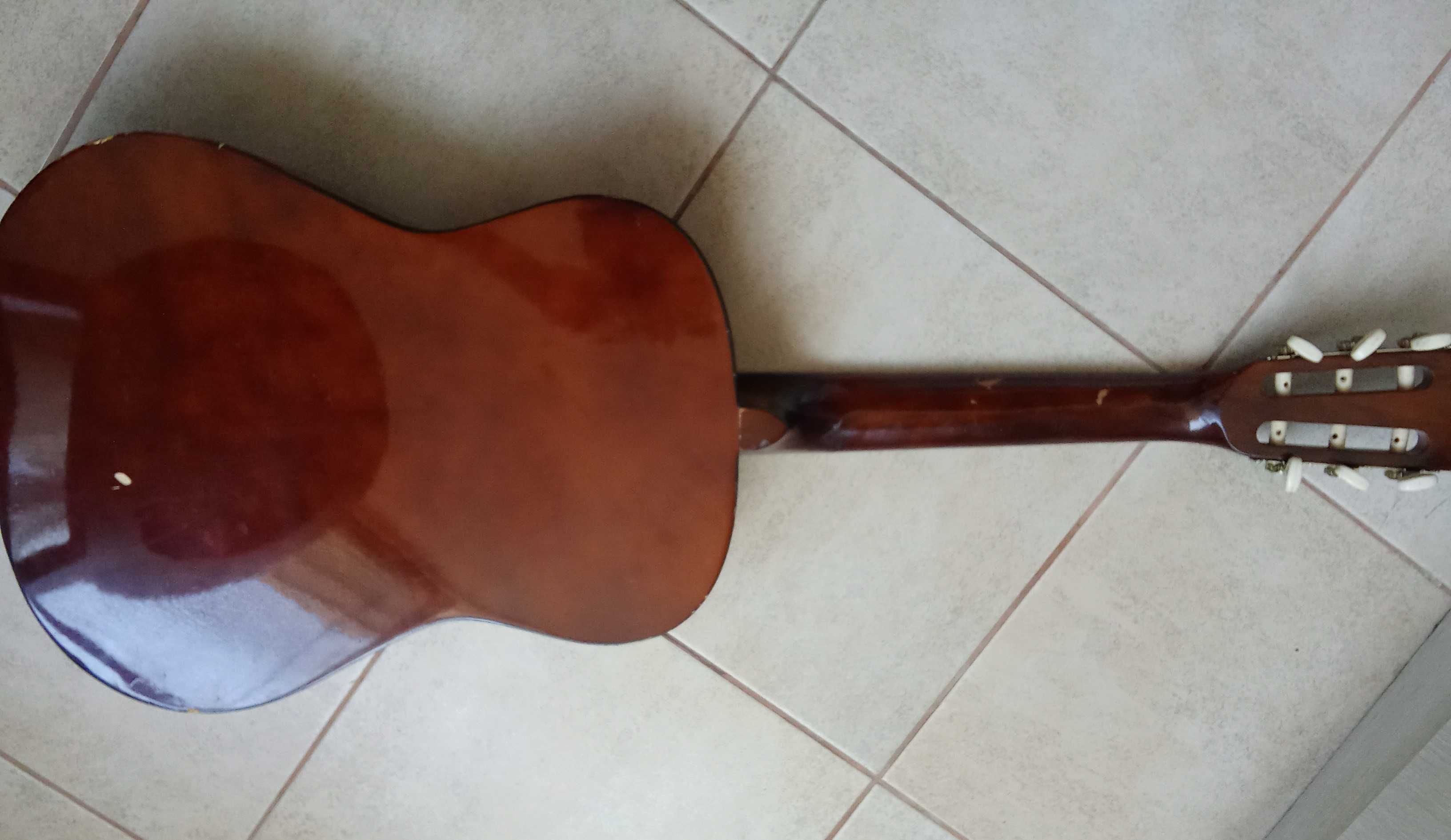 Продавам класическа китара