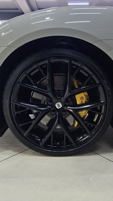 XIAOMI SU7 MAX 

> Yuqori tezligi : 265 km/h
> Ot kuchi : 673
> Batare