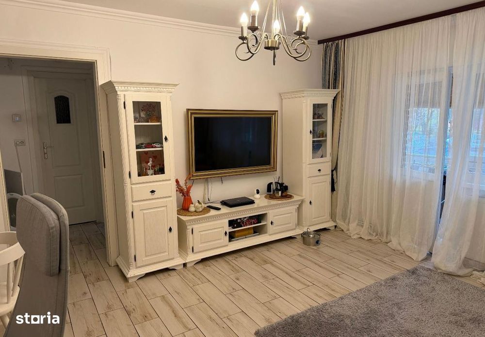 Apartament Cornitoiu p/4 cu balcon,centrala, mobilat