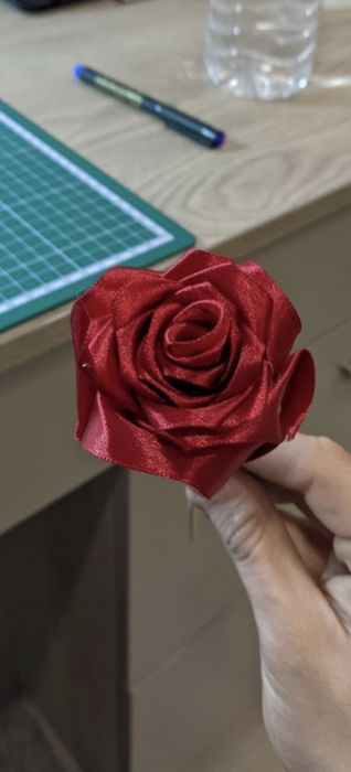 Ръчно изработени сатенени рози – вечни букети