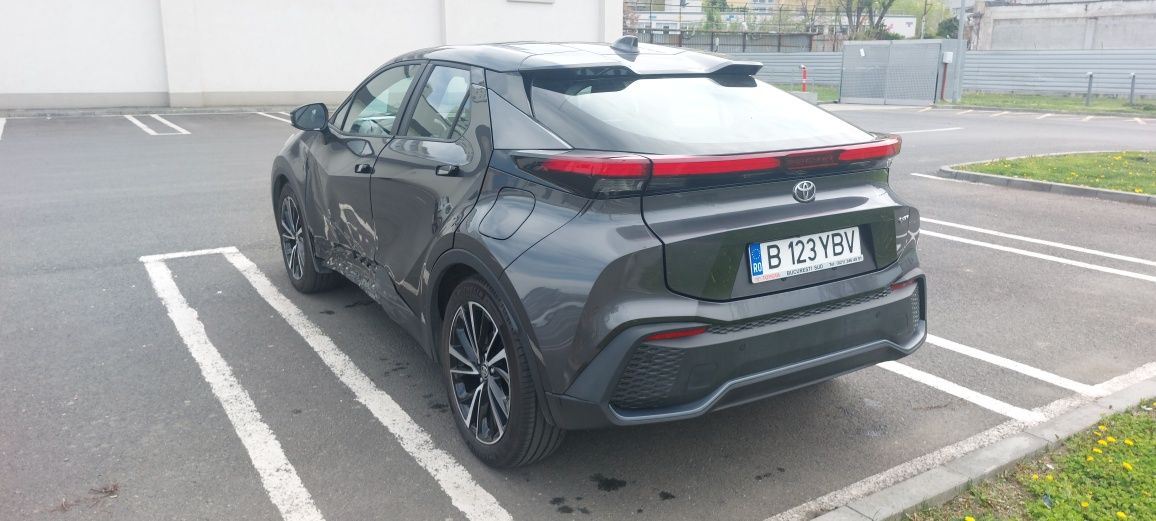 Vand noul Toyota CHR 2024, usor avariat