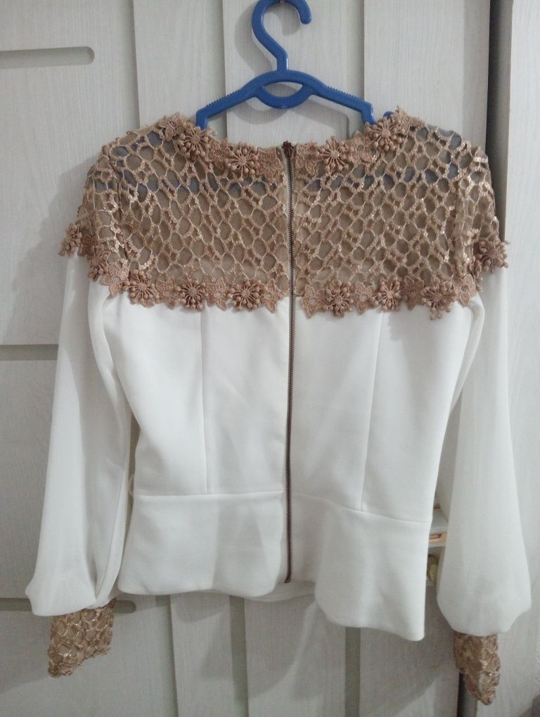 Продам нарядный белый костюм (кофта + юбка)
Размер: 38