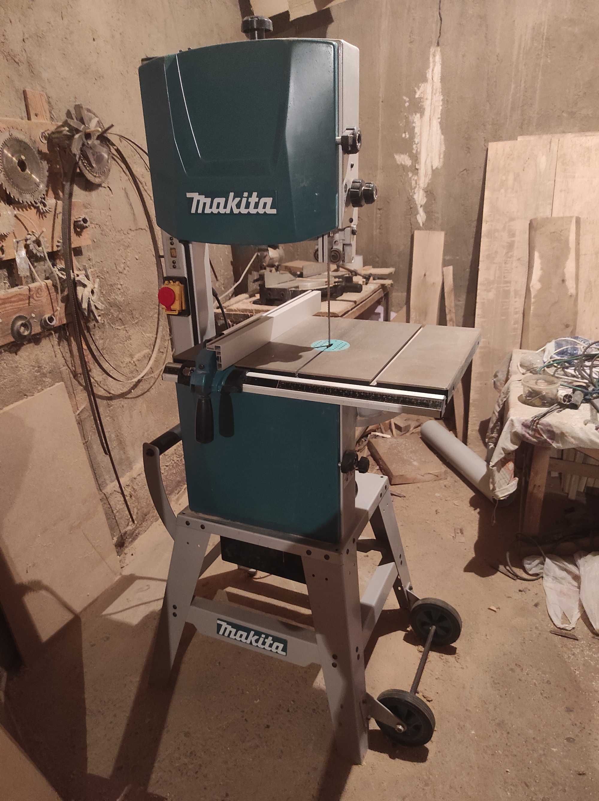 Ленточная пила Макита LB1200F.