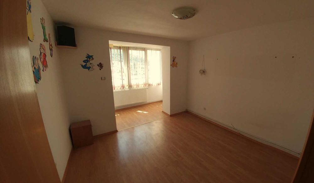 Apartament spațios cu 3 camere, construit în 2001