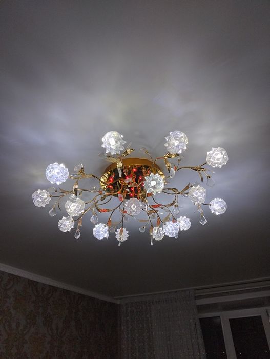 Продам красивую люстру