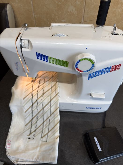 Masina de cusut festonat si butoniere Medion Germania