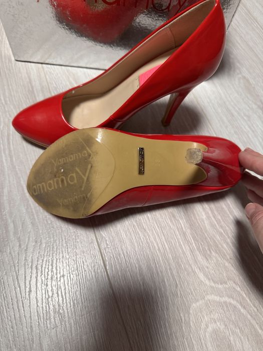 Червени лачени обувки