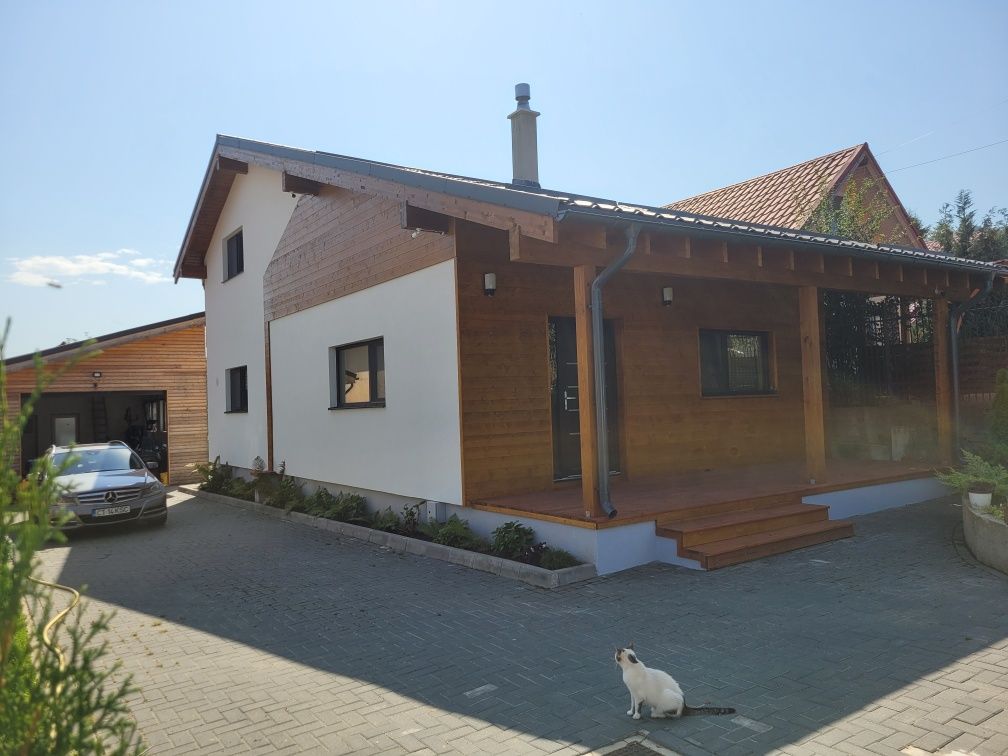 Casa si garaj cu teren 500 mp Tocile Sibiu