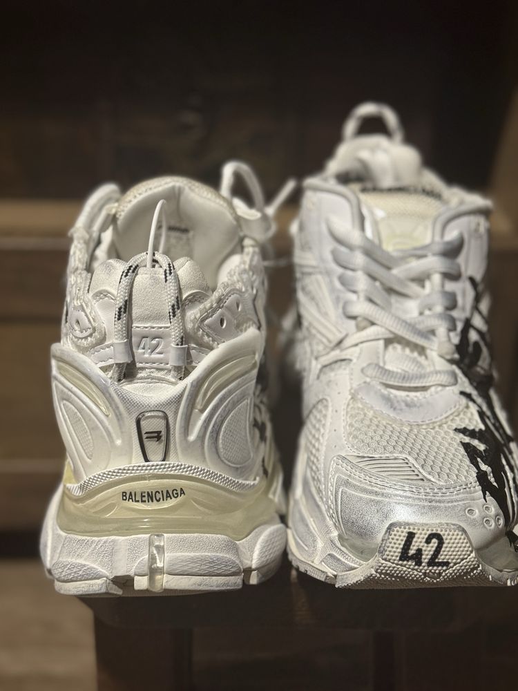 Balenciaga runner graffiti 42