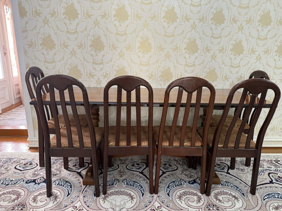 Стол со стульями