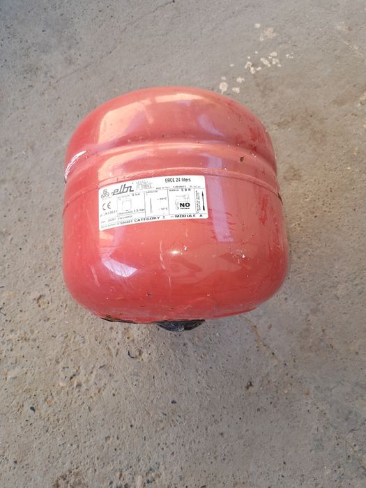 Продам расширительный бак,сняли с рабочем состоянии гарантия 100%,по в