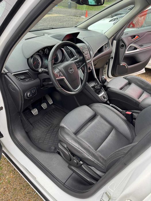 Opel Zafira Tourer 2012