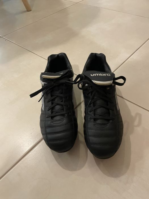 Футболни калеври за истинска трева UMBRO