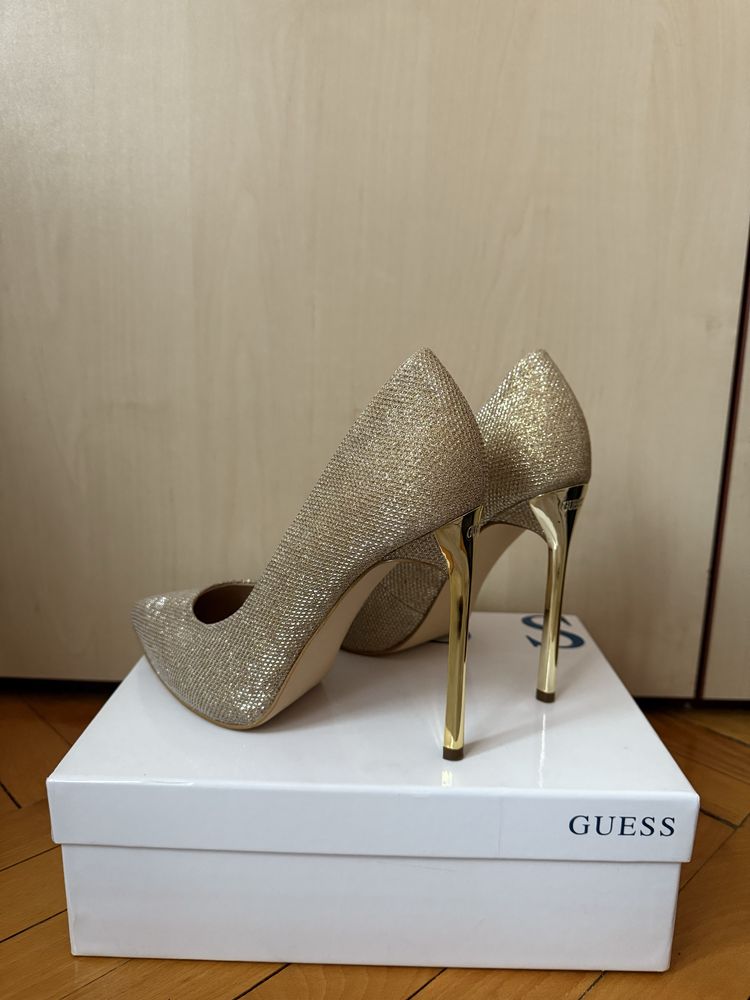 Обувки с ток Guess - златни