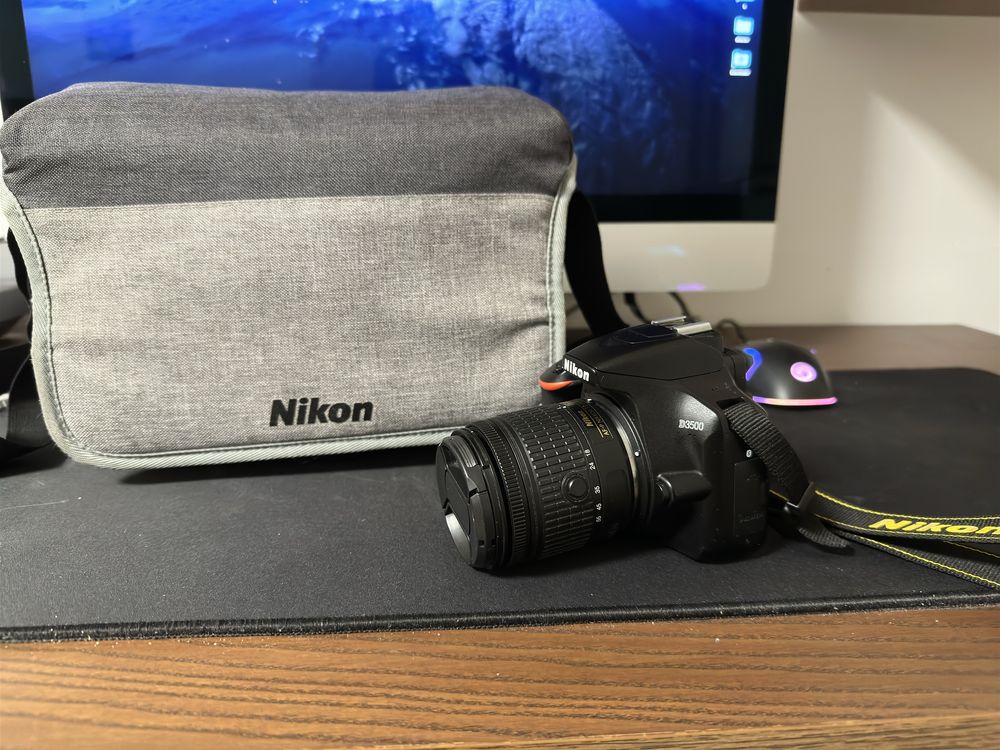 Aparat foto Nikon D3500 cu obiectiv extra