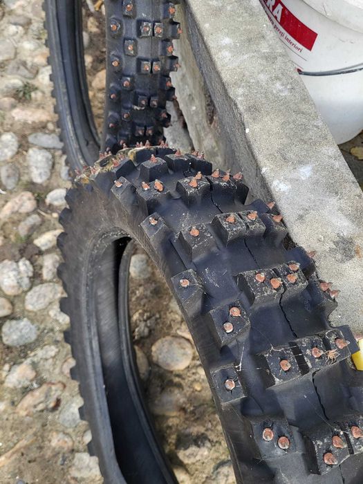 Vand cauciucuri ENDURO cu cuie vidia