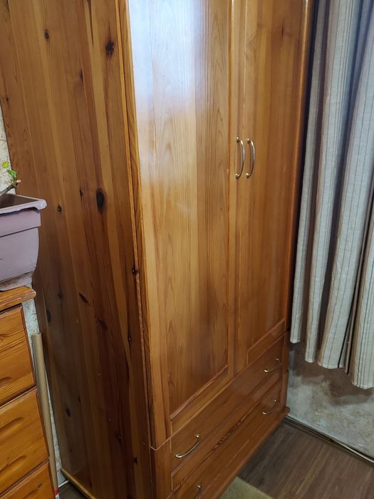 Гардероб от чамово дърво