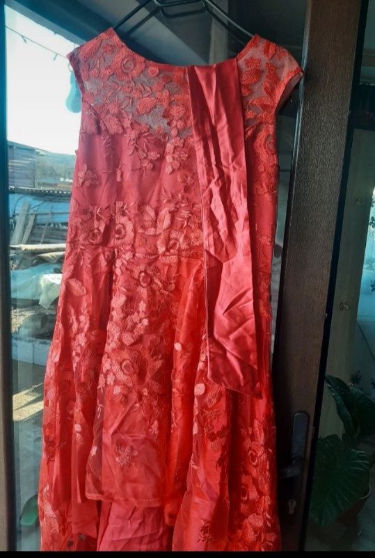 Rochie elegantă din dantelă cu trenă