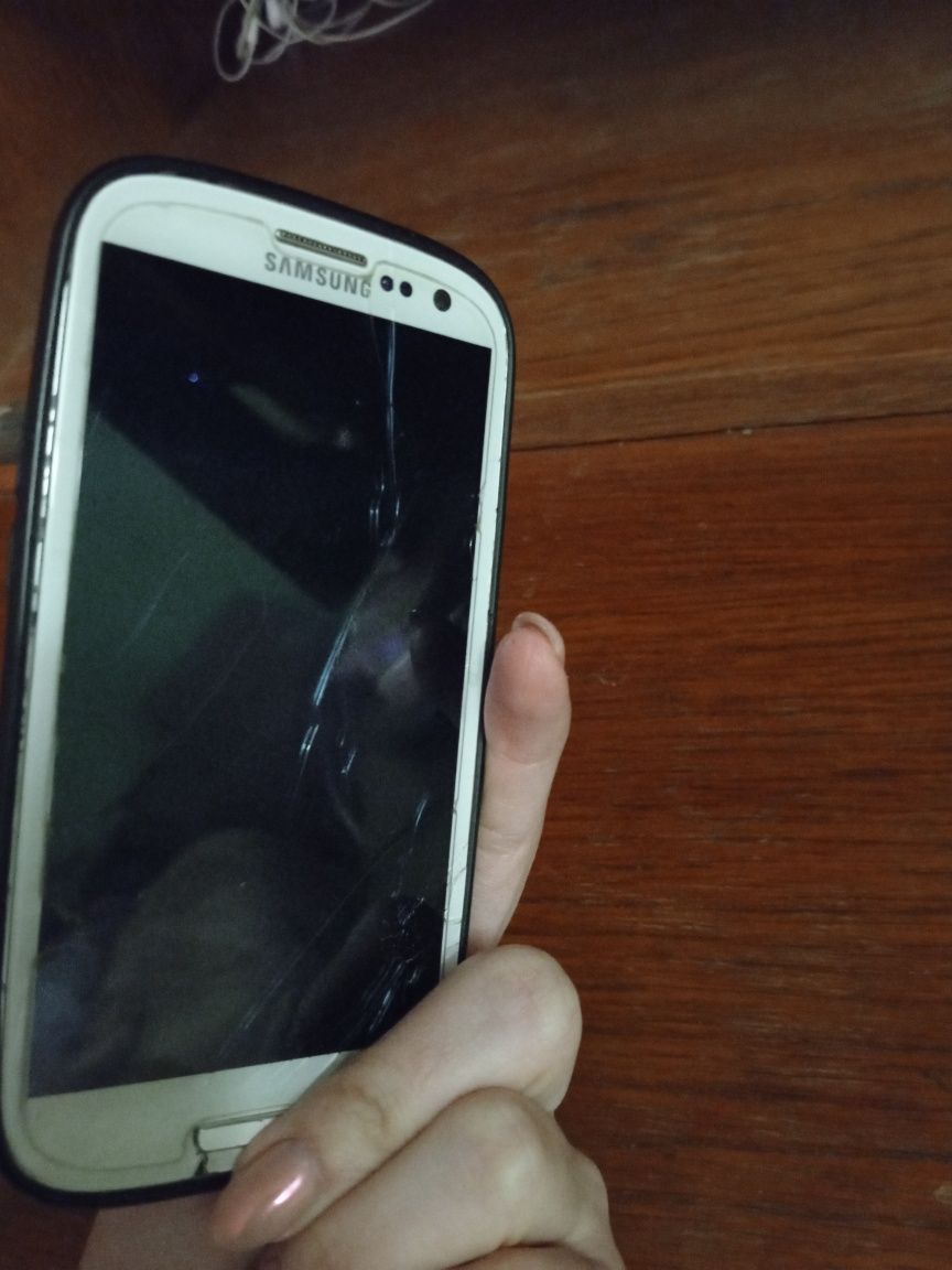 Продаю телефон samsung s 3 на запчасти