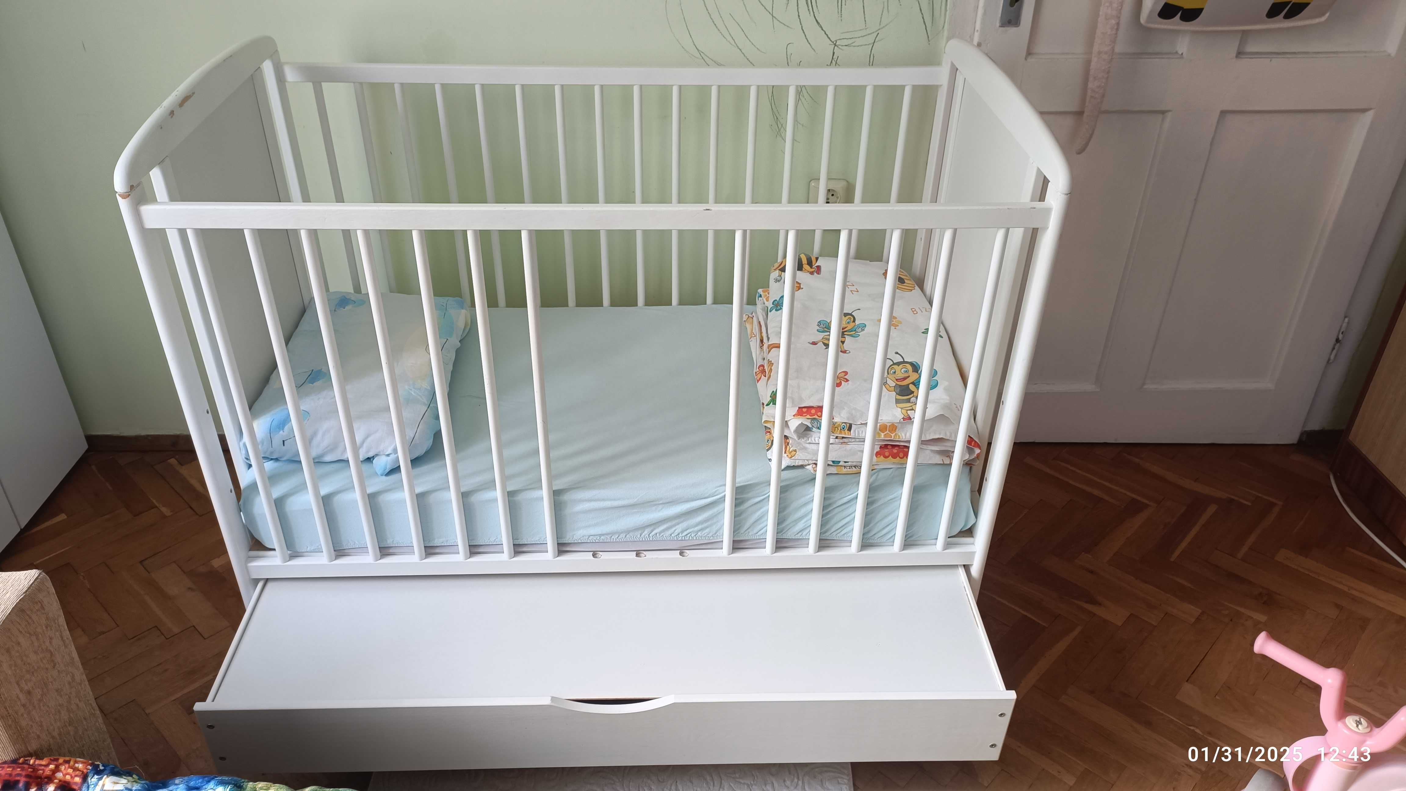 Детско легло кошара на колела от масивно дърво с матрак magniflex