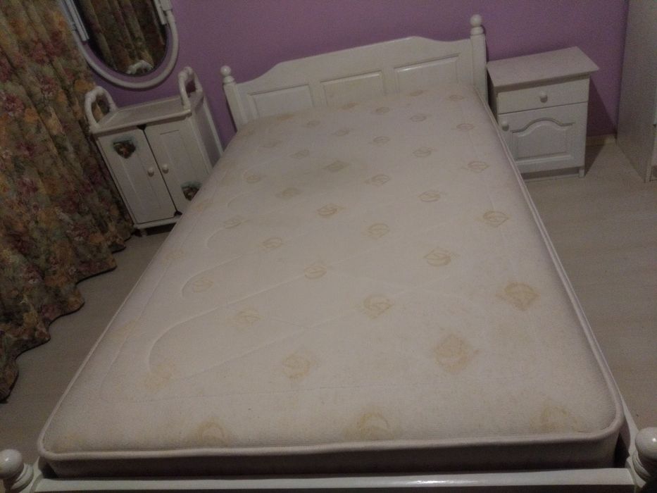 Легло с матрак, тоалетка с огледало и нощно шкафче