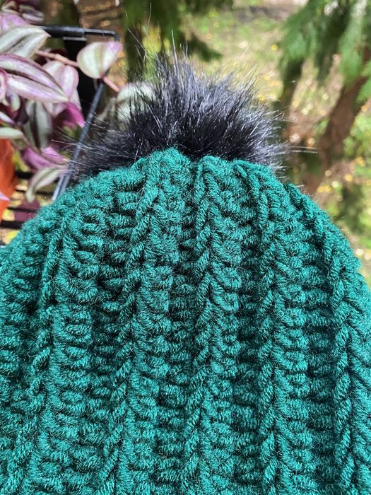 Caciula verde cu puf negru crosetata