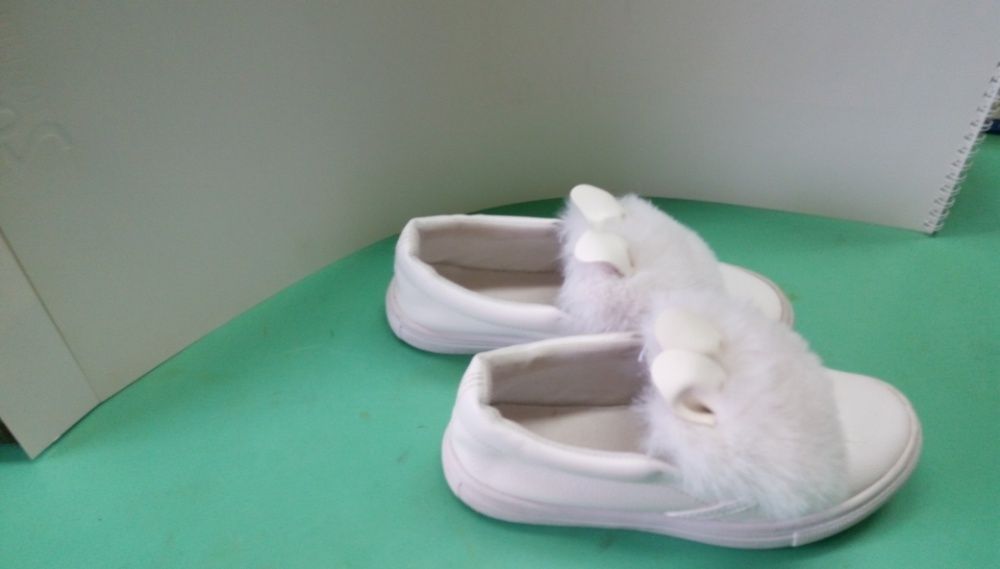 Детски бели спортни обувки Fashion с пухчета и ушички - като зайче