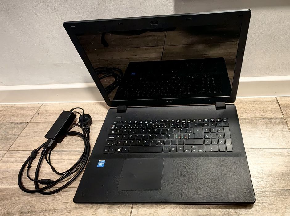 Laptop Acer ES1 711 Model ZYL pentru piese sau reparat