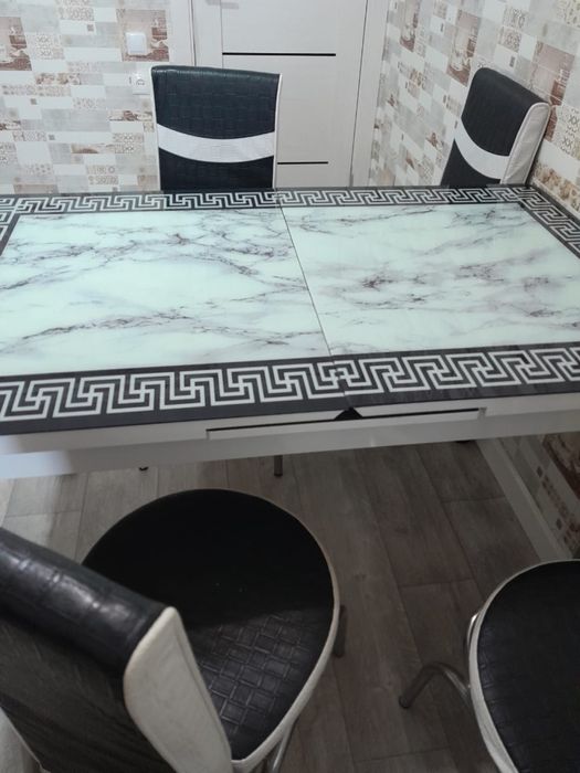 Срочно Продам стол кухонный и стулья кожанные