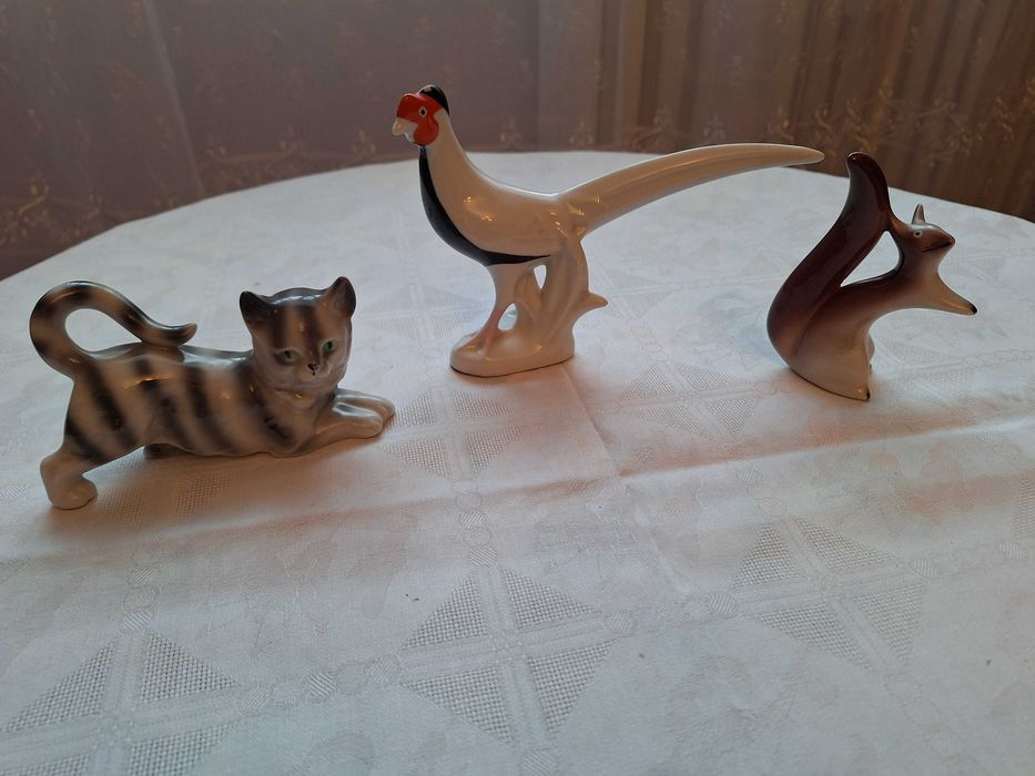 Bibelouri  ( buc = 3 ) confectionate din portelan romanesc vintage