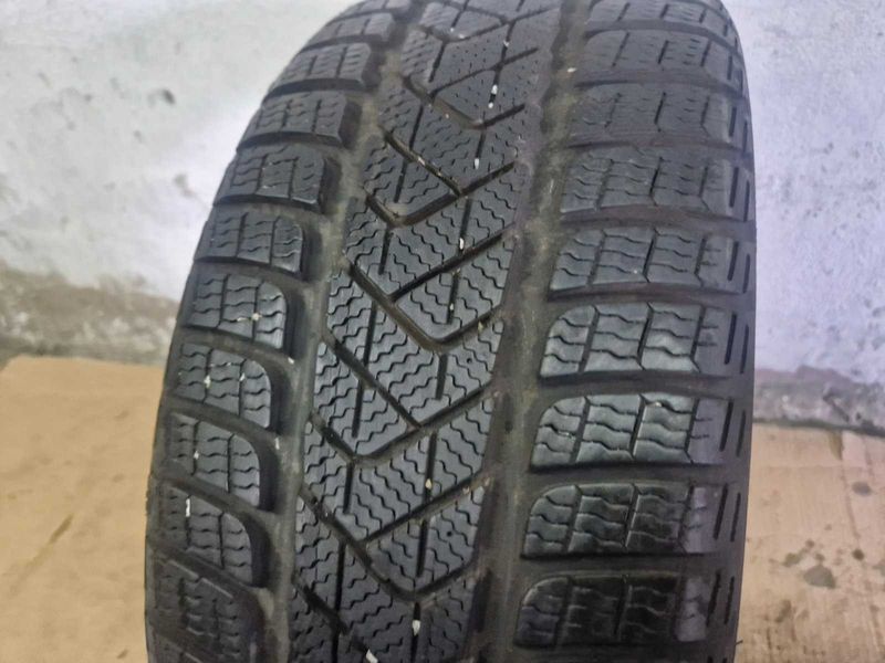 1 брой Pirelli R17 215/45/ 
зимна гуми 
DOT3918