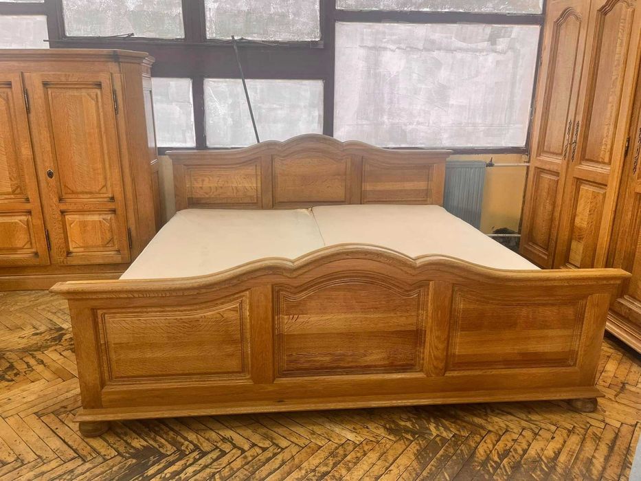 Масивна спалня и петкрилен гардероб