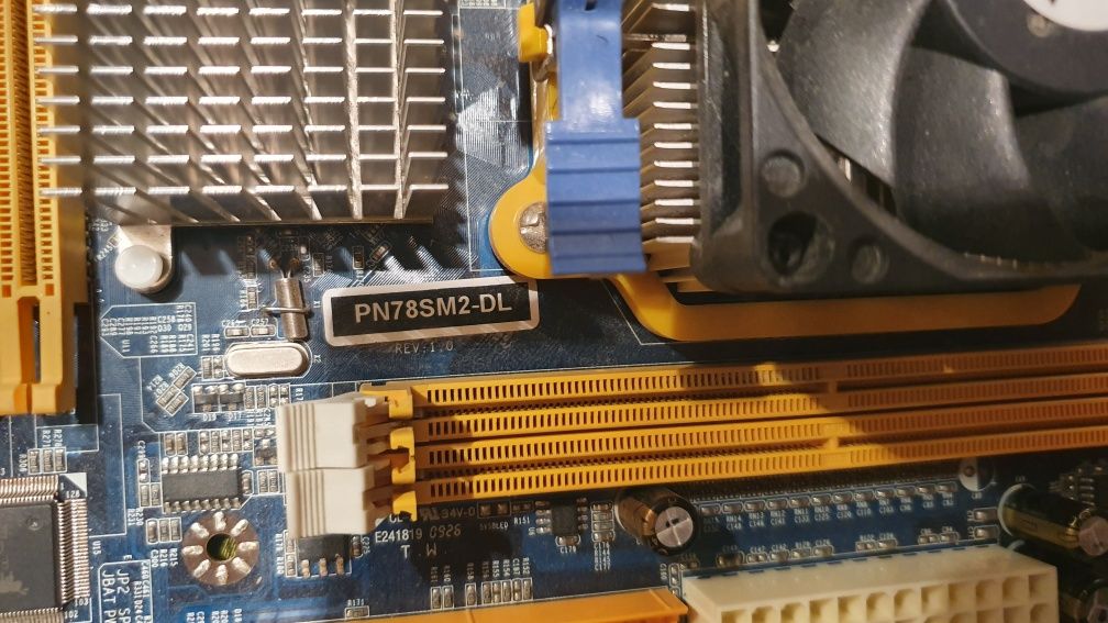 Продавам дъно с процесор AMD Athlon II X2 240