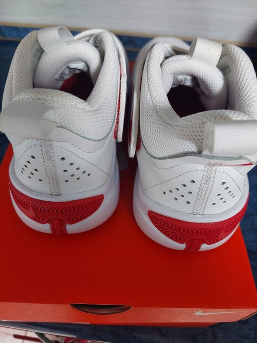 Vând adidasi Nike Team Hustle D11