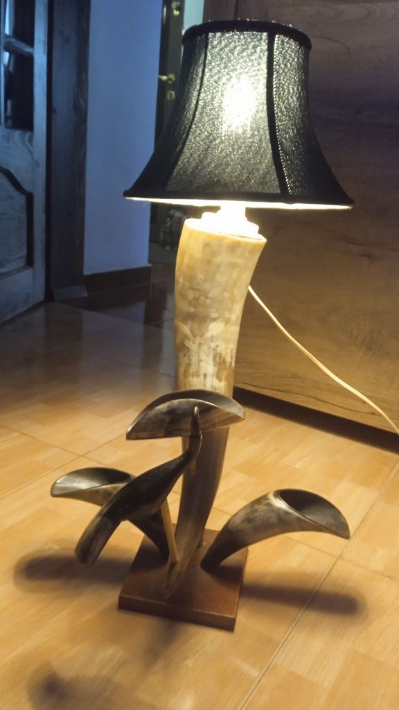 Veioza, lampa, din corn natural 63 cm, handmade, decor cabana/pensiune