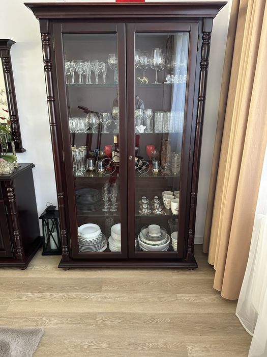 Set complet dining-sufragerie finisaj mahon, model Tudor