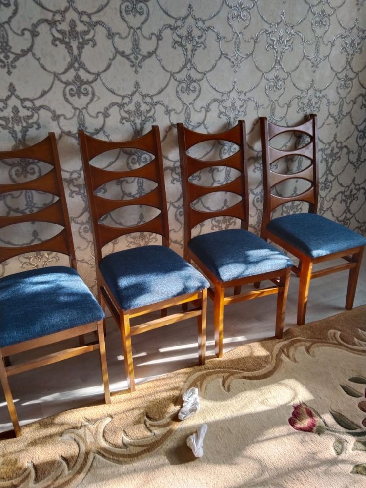Продается стулья почни новые