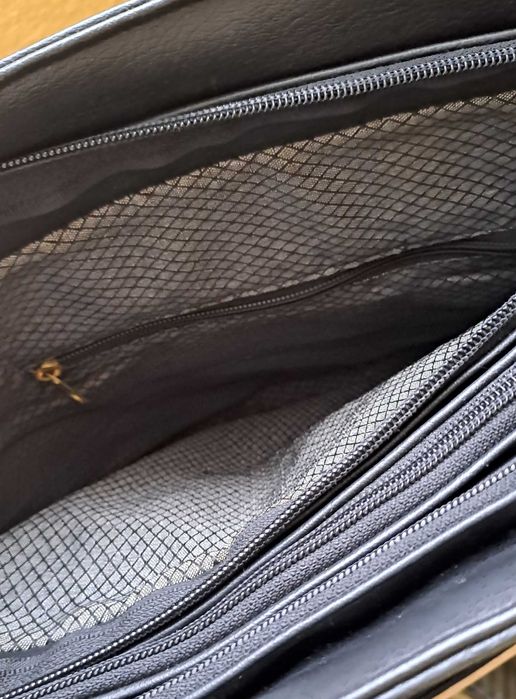 Дамска чанта в бордо и черно