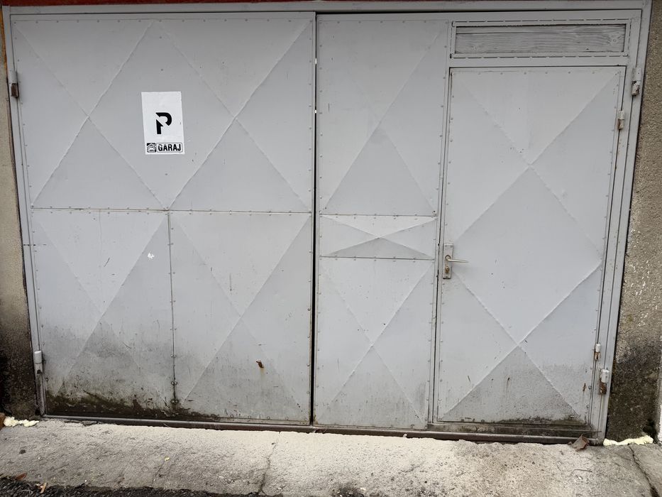 Vand Usa de garaj metalica