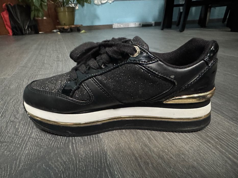 Adidași Guess – negri cu detalii aurii și sclipici, eleganți și comozi
