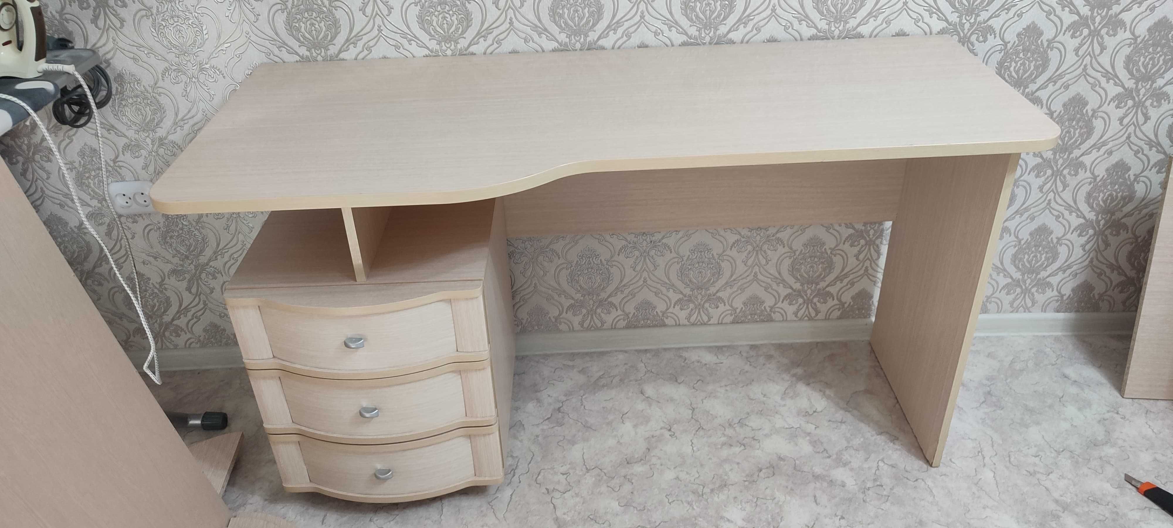 Стол и антресоль