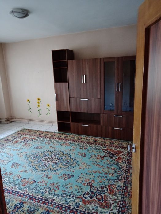 Apartament cu 3 camere de închiriat