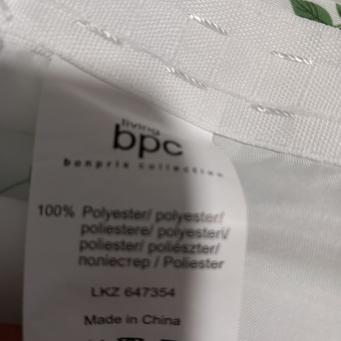Doua draperii albe cu floricele. Atractiva cu imprimeu de vară.