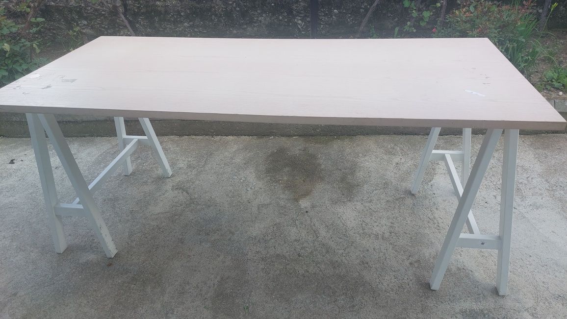 Vând diverse piese de mobilier: noptiere ,mese ,rastele ,stative etc.