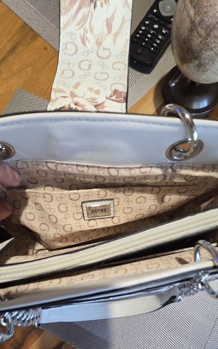 Дамска чанта GUESS