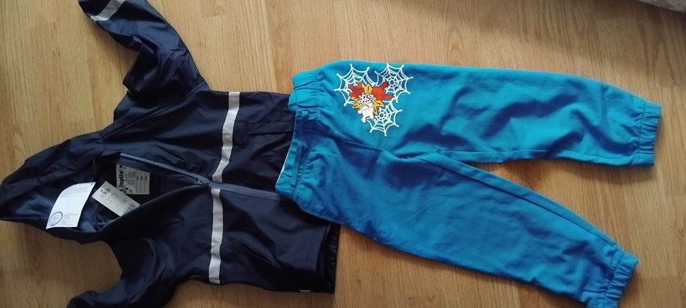 Geaca impermeabila +pantalon băieței 4/6ani ,noi