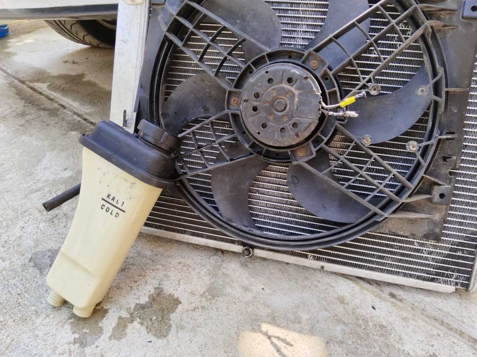 Продавам алуминиев радиатор за бмв е36